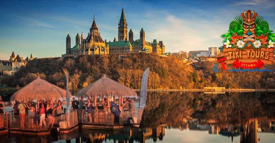 Une carte postale montrant des familles en vacances à Ottawa, à bord de bateaux Tiki sur la rivière des Outaouais.
