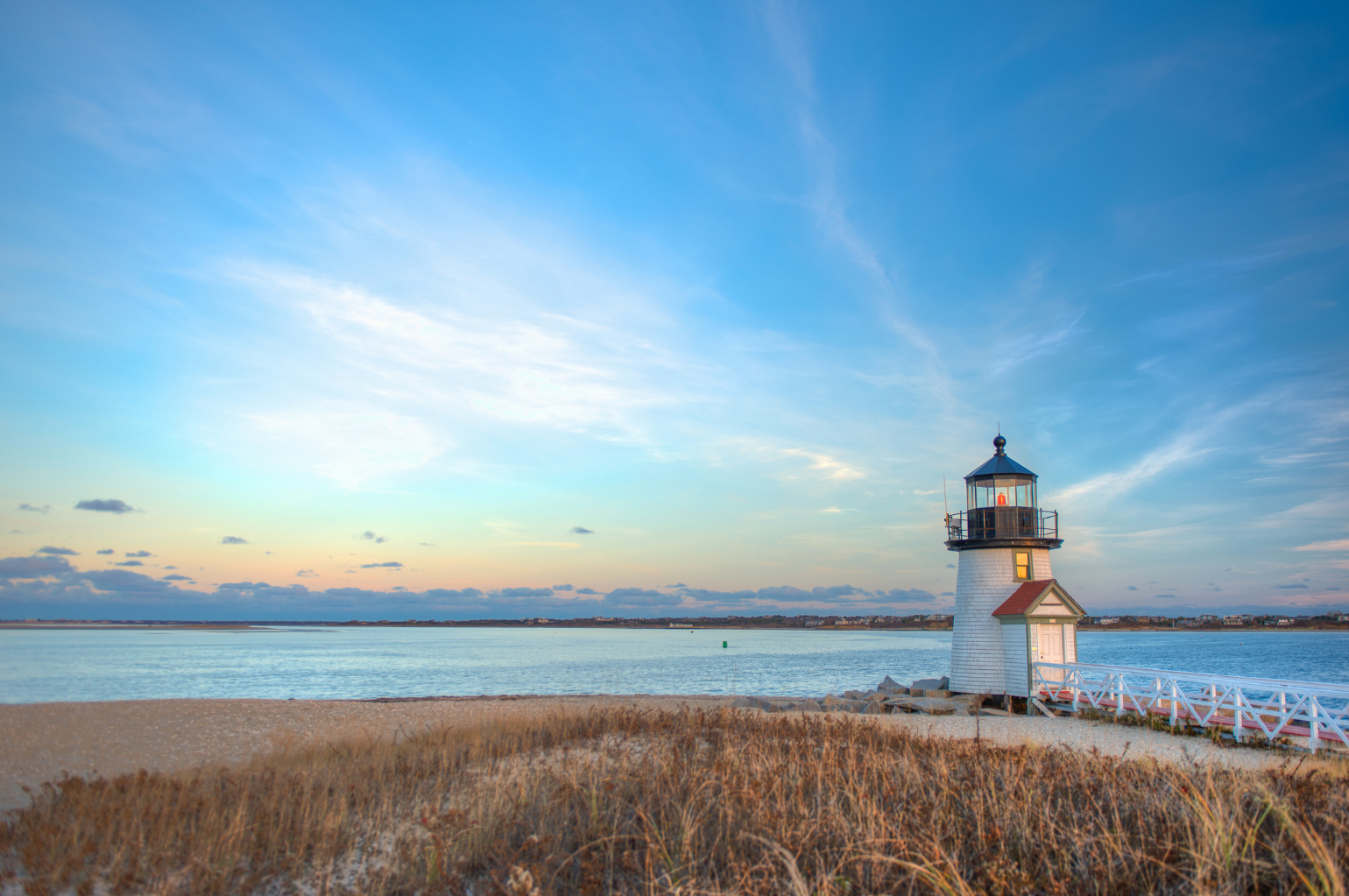 Phare traditionnel sur la plage à Cape Cod (Massachusetts).