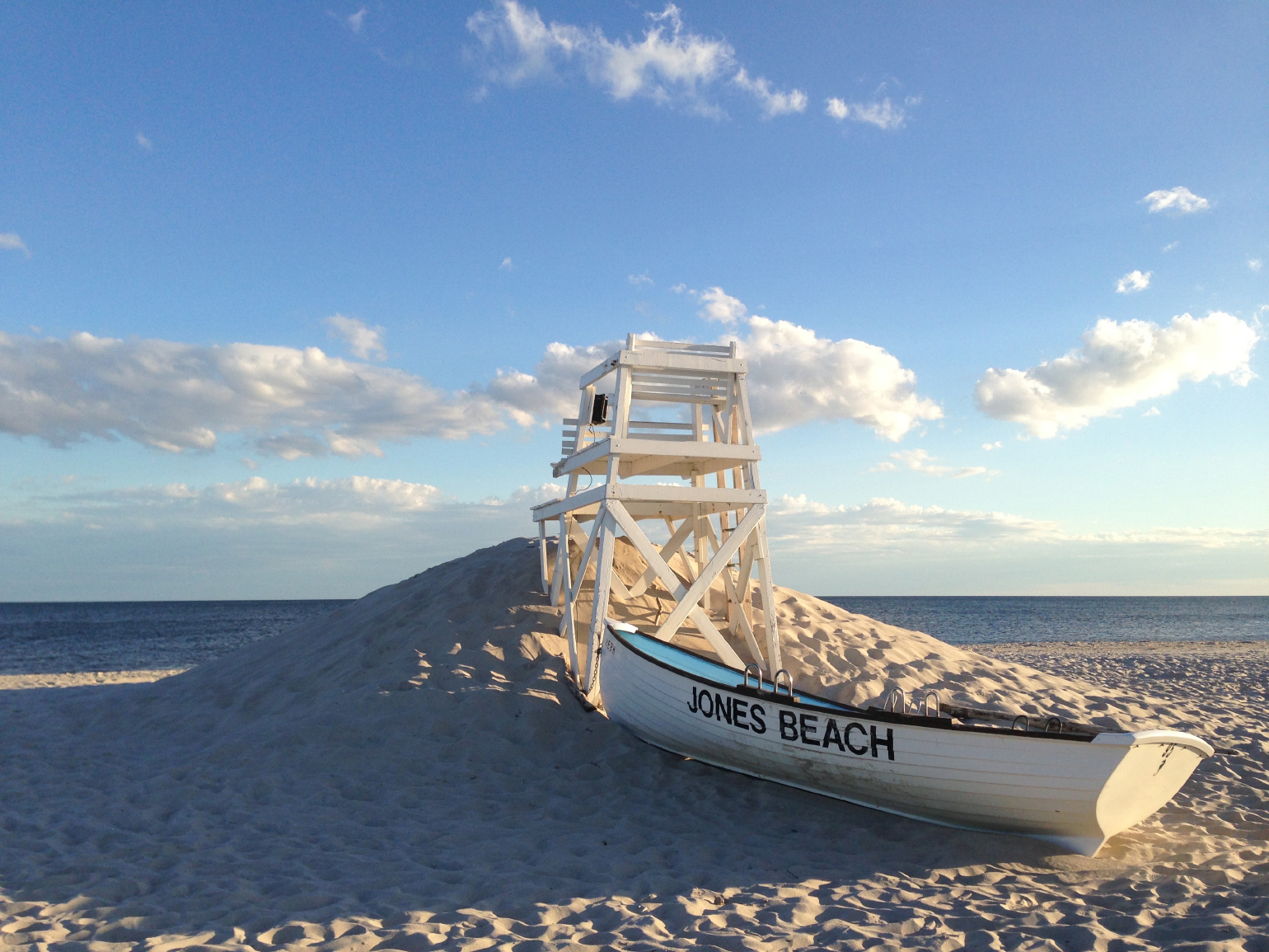 Chaise et bateau de sauveteur, Jones Beach, Long Island (New York). 