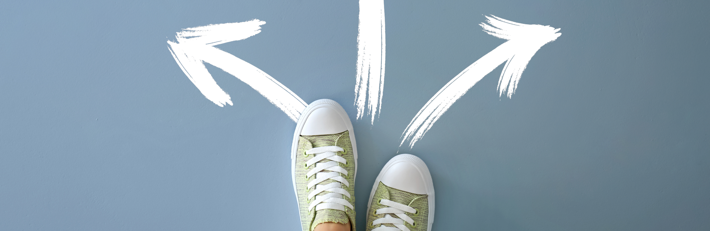 Femme se tenant debout sur un arrière-plan coloré avec des flèches