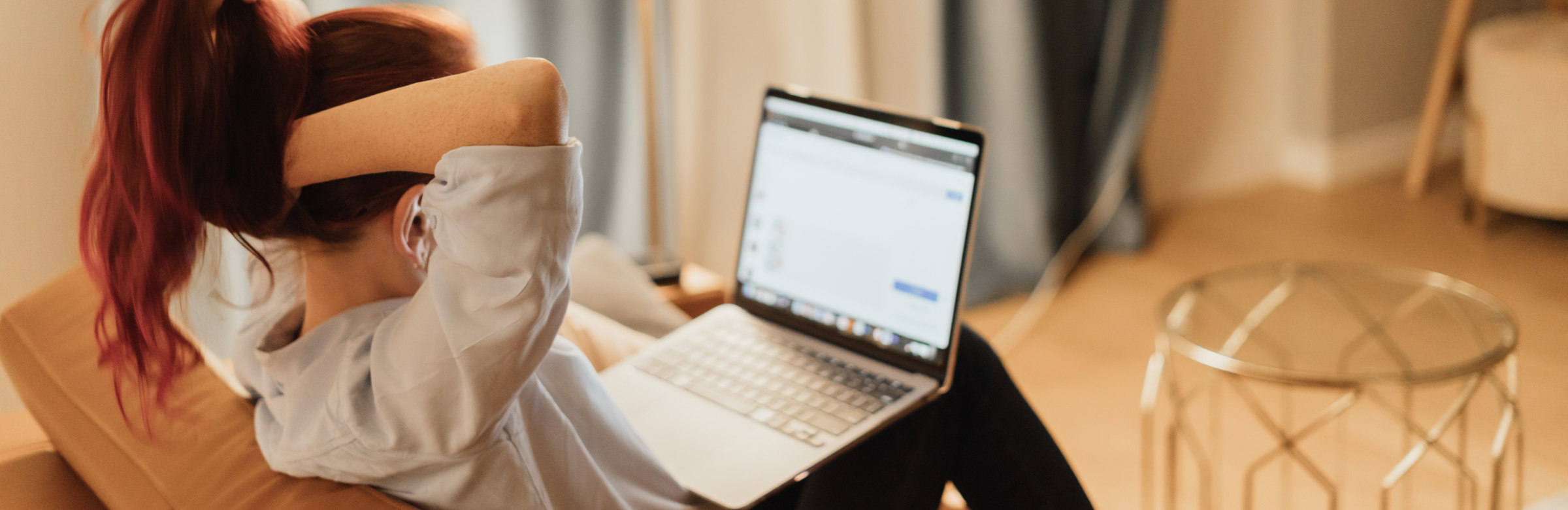 Personne semblant stressée en gérant le remboursement de prêts d'études en médecine ou dentisterie sur ordinateur portable