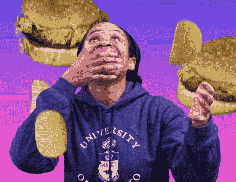 Des aliments tombent du ciel. Une étudiante afro-canadienne les attrape et les porte à sa bouche.
