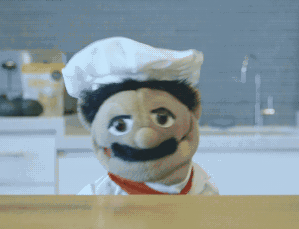 Une marionnette-chef danse.