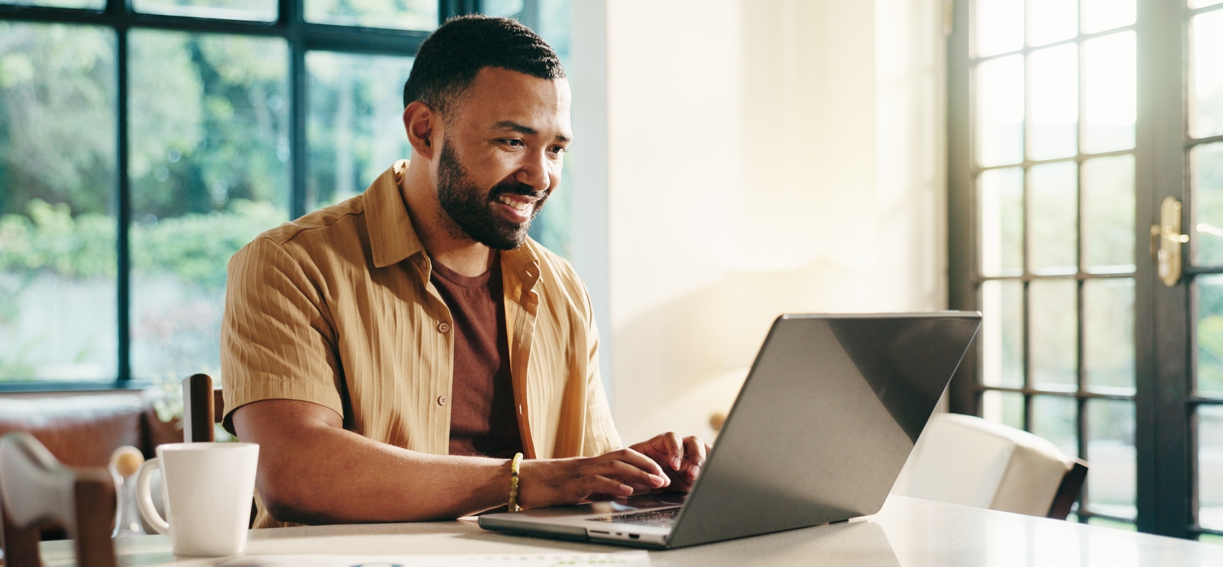 Un homme qui tape sur un ordinateur portable.