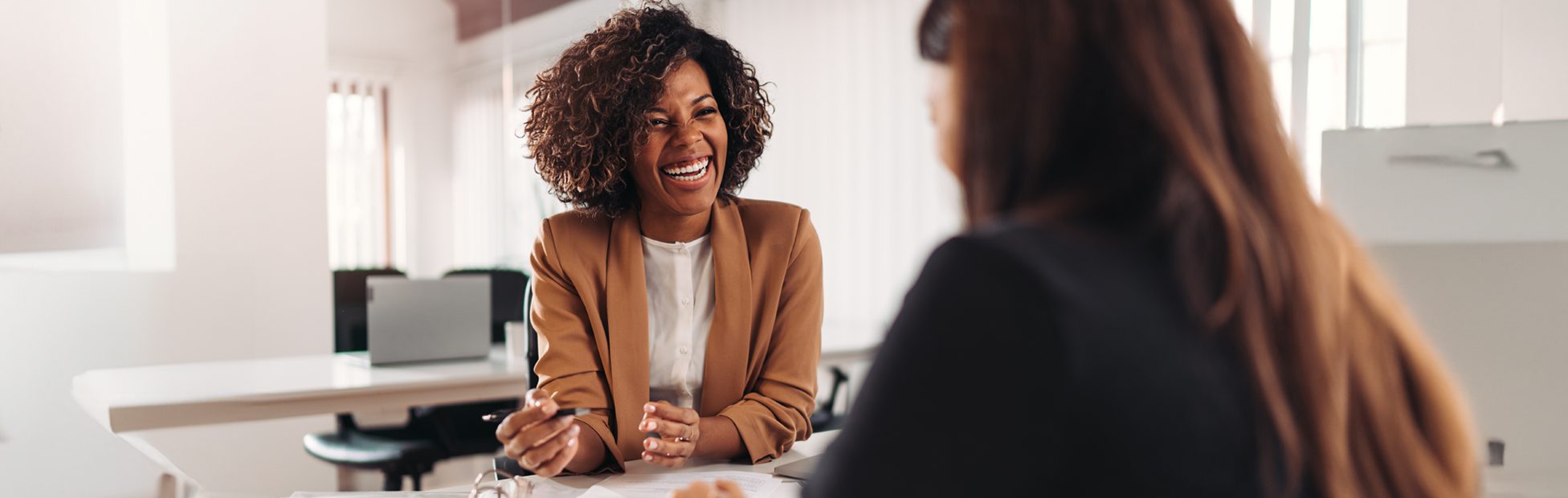 Personne rencontrant un conseiller financier heureux