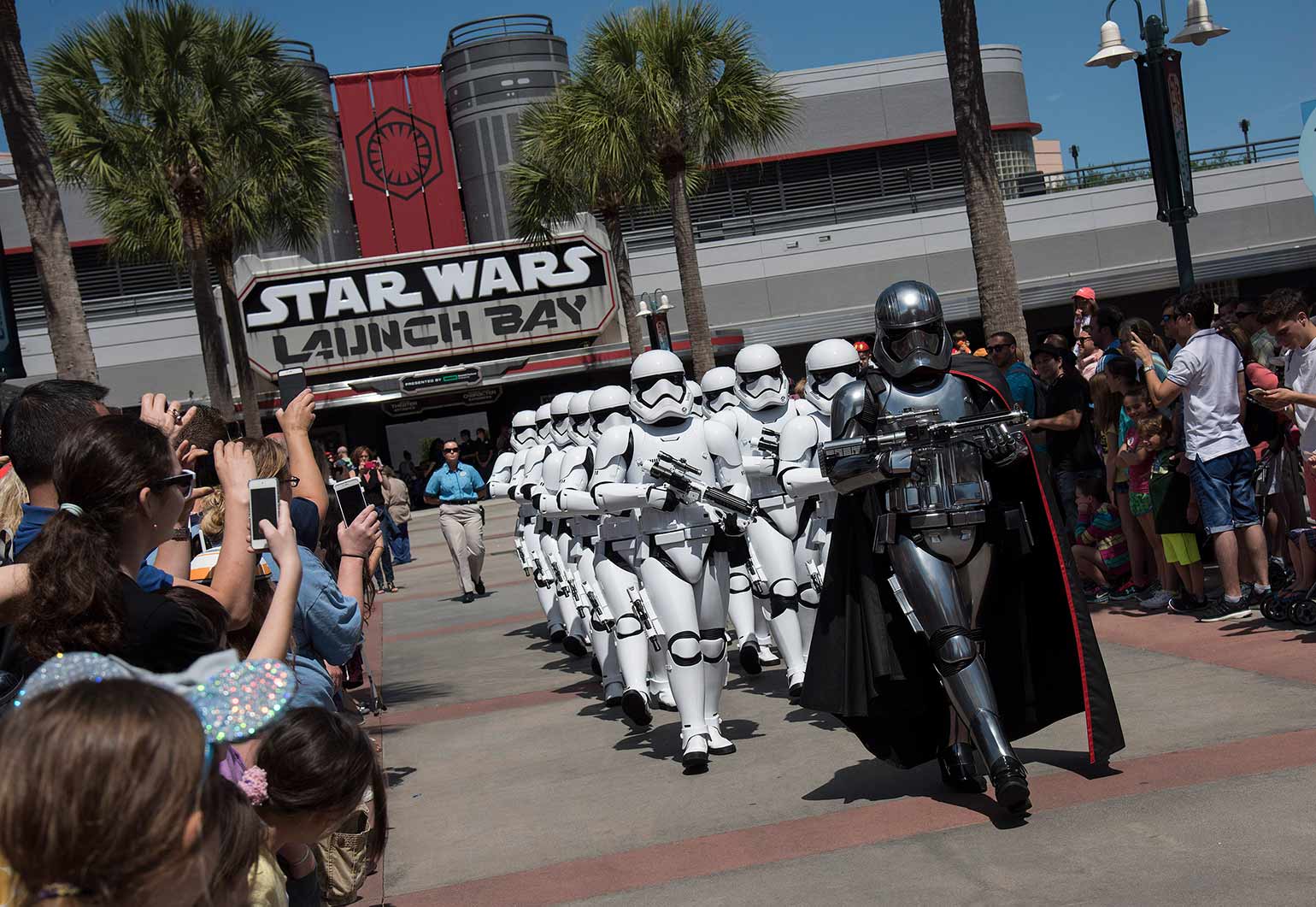 Le capitaine Phasma de Star Wars dirige les Stormtroopers aux studios de Hollywood de Disney