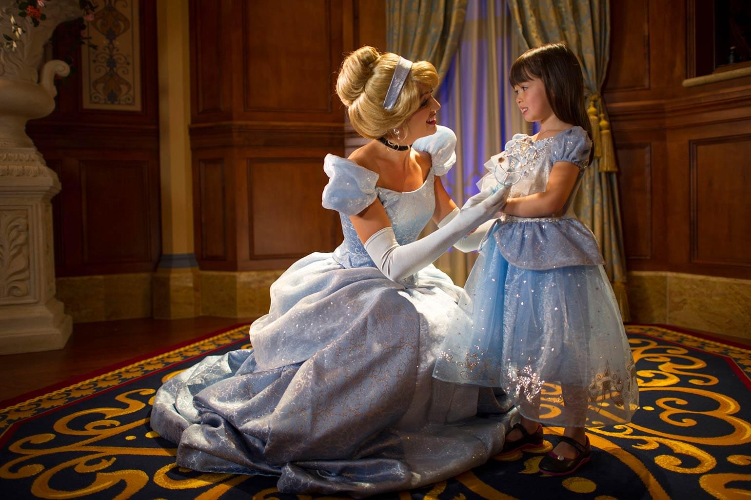 Le spectacle de bienvenue du matin au château de Cinderellas à Magic Kingdom