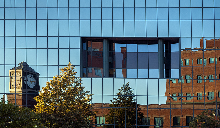 Extérieur réfléchissant d'un immeuble du centre-ville de Moncton.