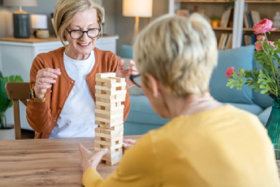 Femmes jouant à un jeu d’équilibrage des blocs de bois