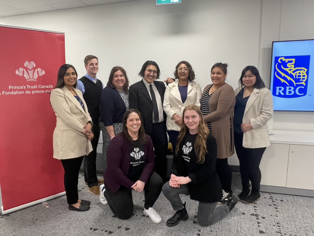 Photo : Des représentants de Youth Employment Services Manitoba rendant visite à des participants et des bénévoles. Source : La Fondation du prince au Canada.