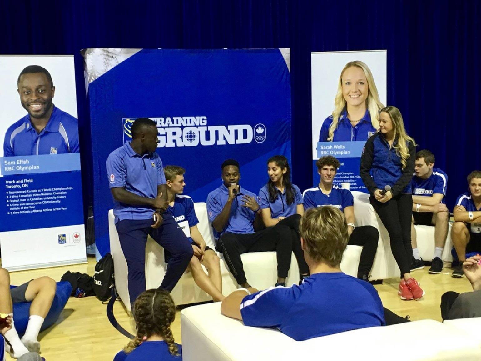 Sam Effah et Sarah Wells, des Athlètes Olympiques RBC, en train d'échanger avec des participants au Camp des recrues RBC