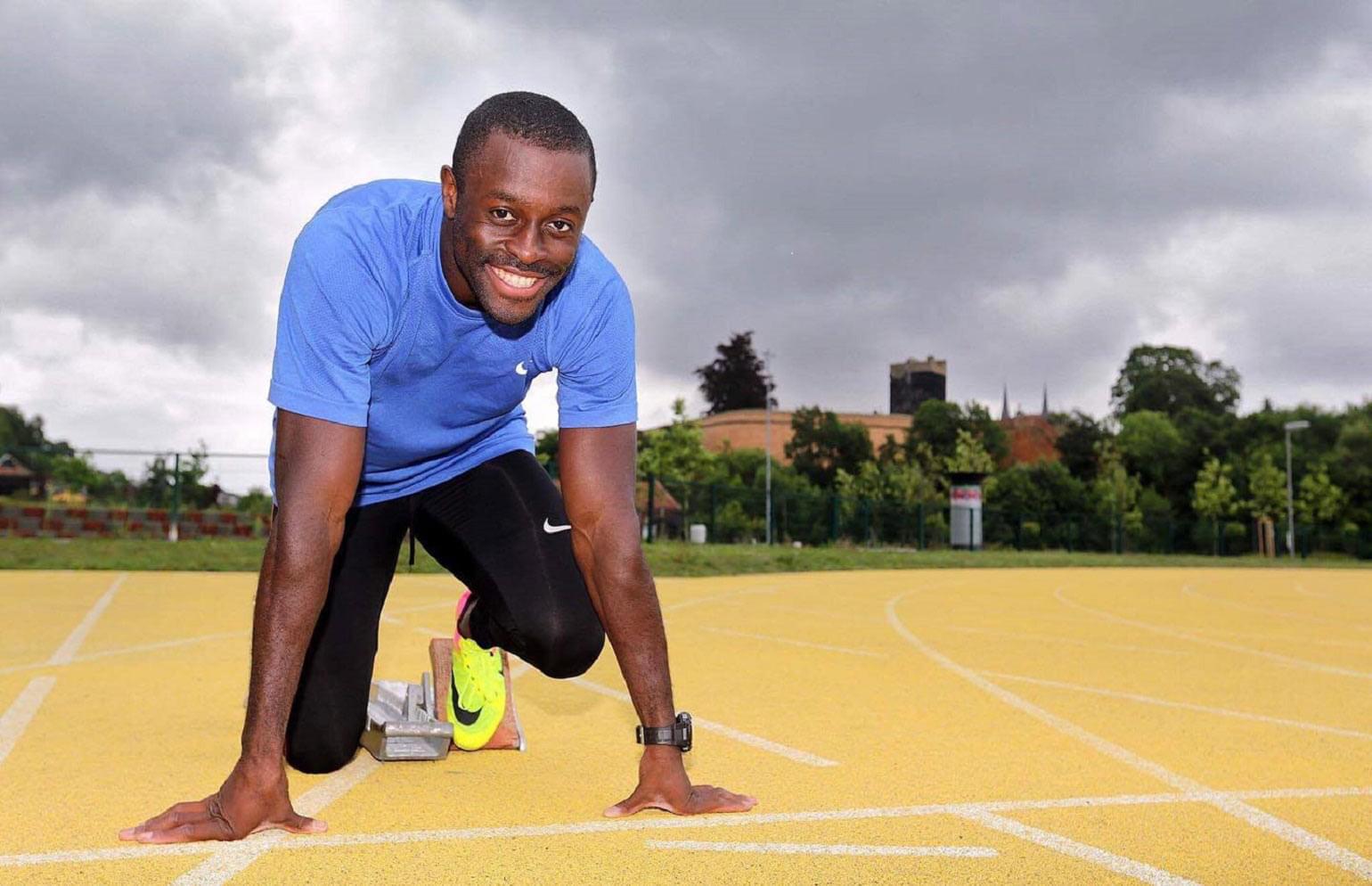 Sam Effah, sprinteur et Athlète Olympique RBC, en position derrière la ligne de départ