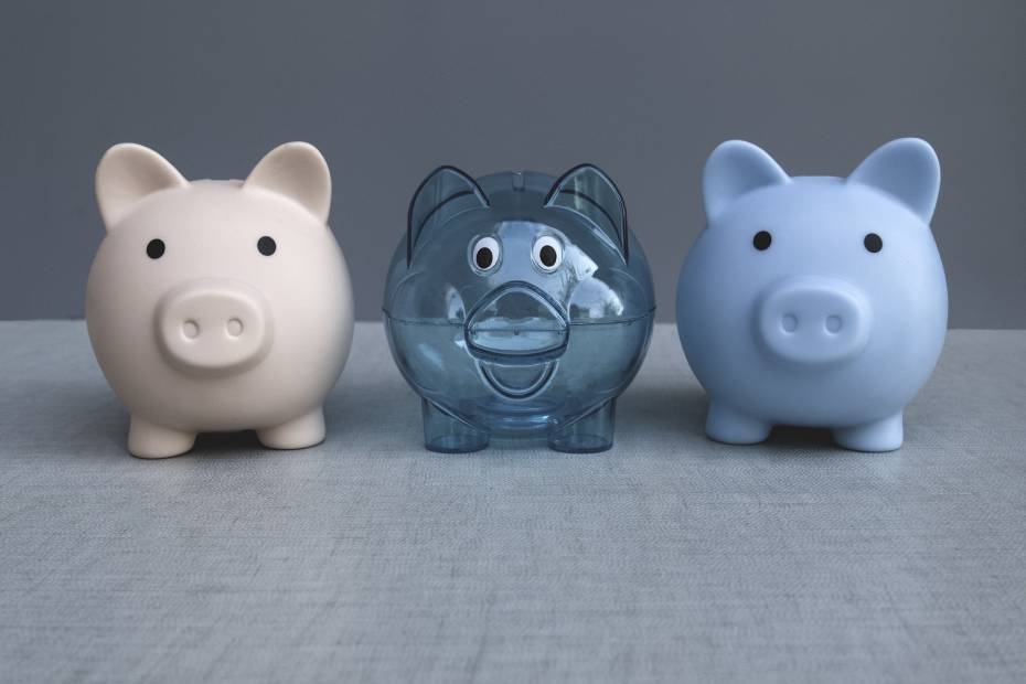 Une image de 3 tirelires de style et de couleur différents.