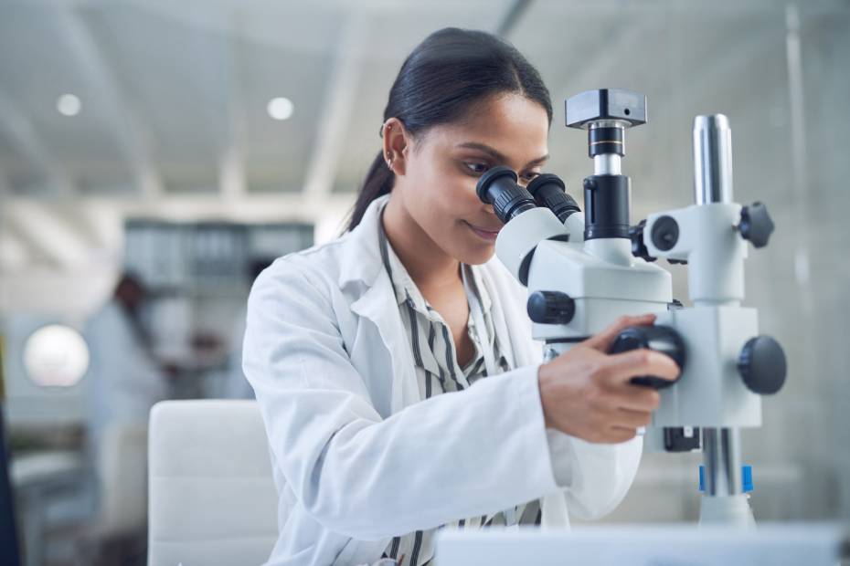 Image d'une pathologiste travaillant dans un laboratoire.