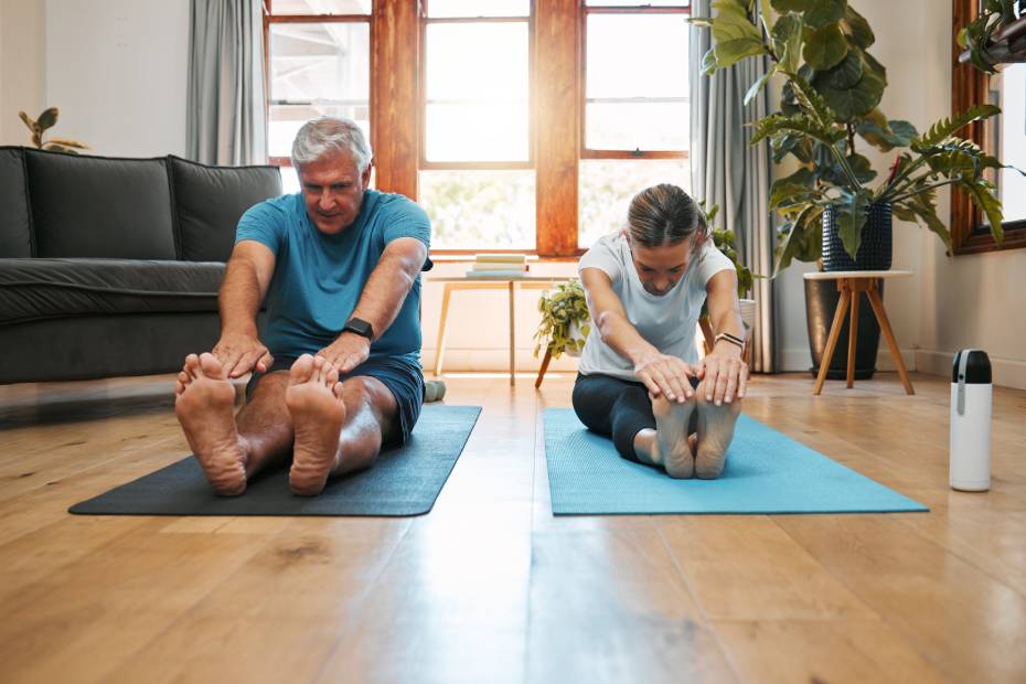 Un homme et une femme faisant du yoga