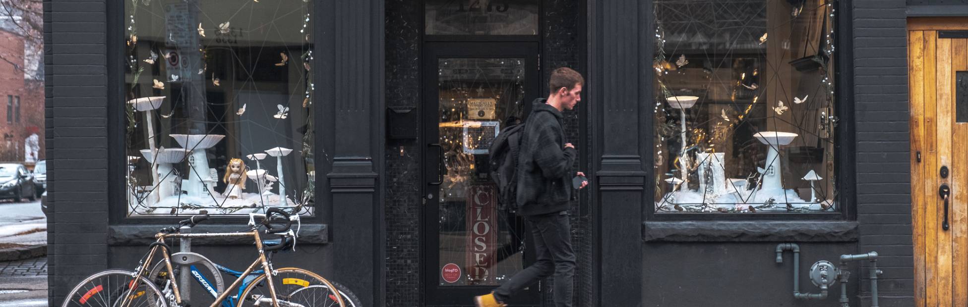 homme marchant devant le magasin