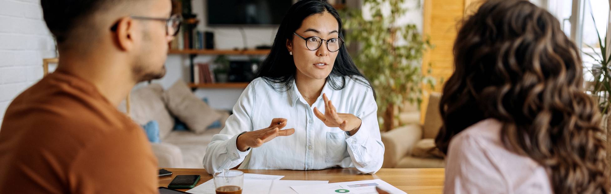 Conseiller financier donnant des conseils aux clients