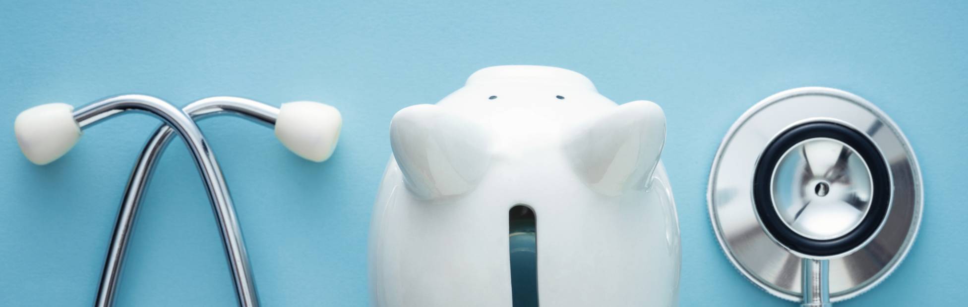 Une photo montrant une tirelire et un stéthoscope.