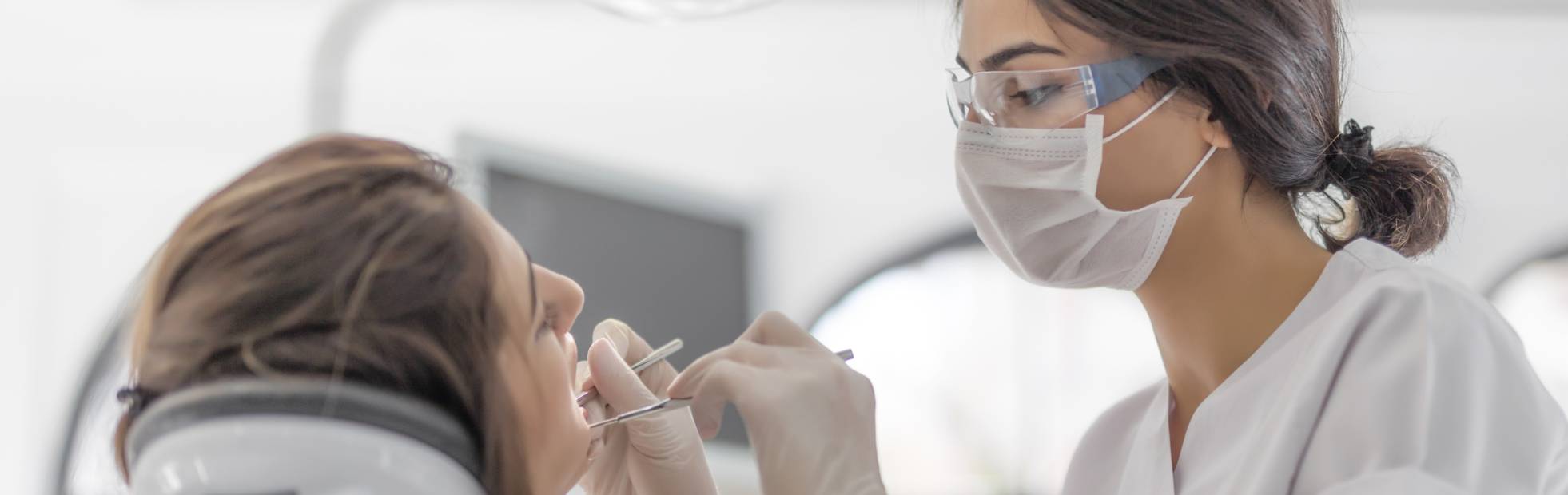 Dentiste examinant une patiente en clinique dentaire