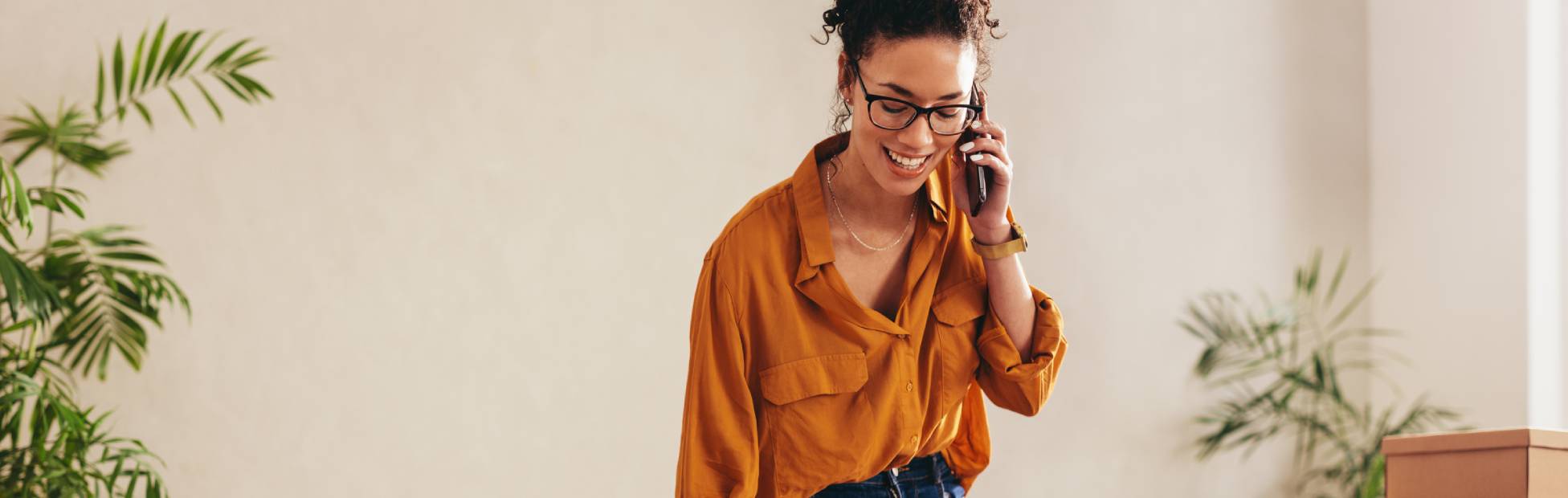Femme d'affaires au téléphone