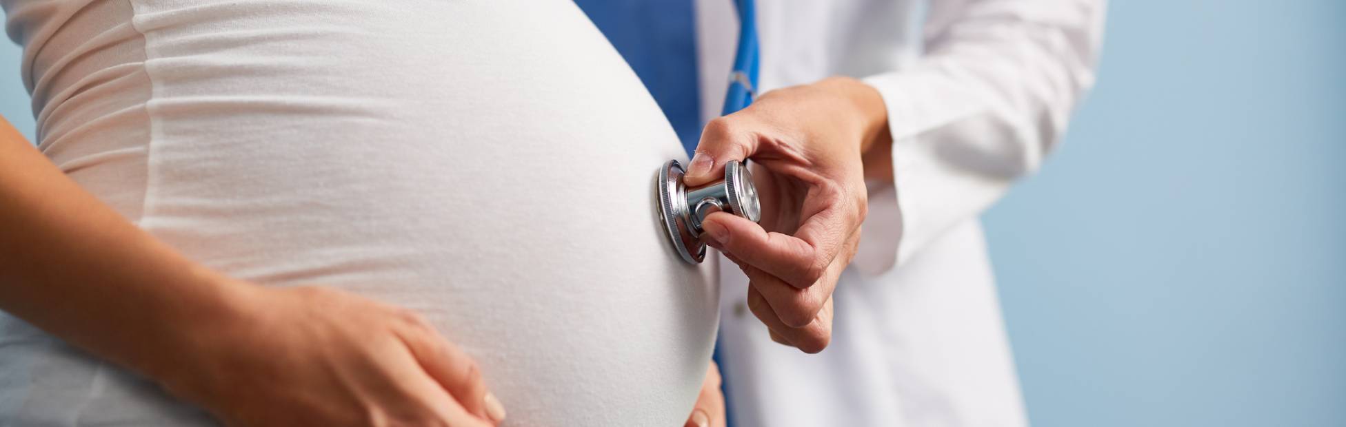 Un médecin écoute les battements de cœur du bébé d'une femme enceinte.