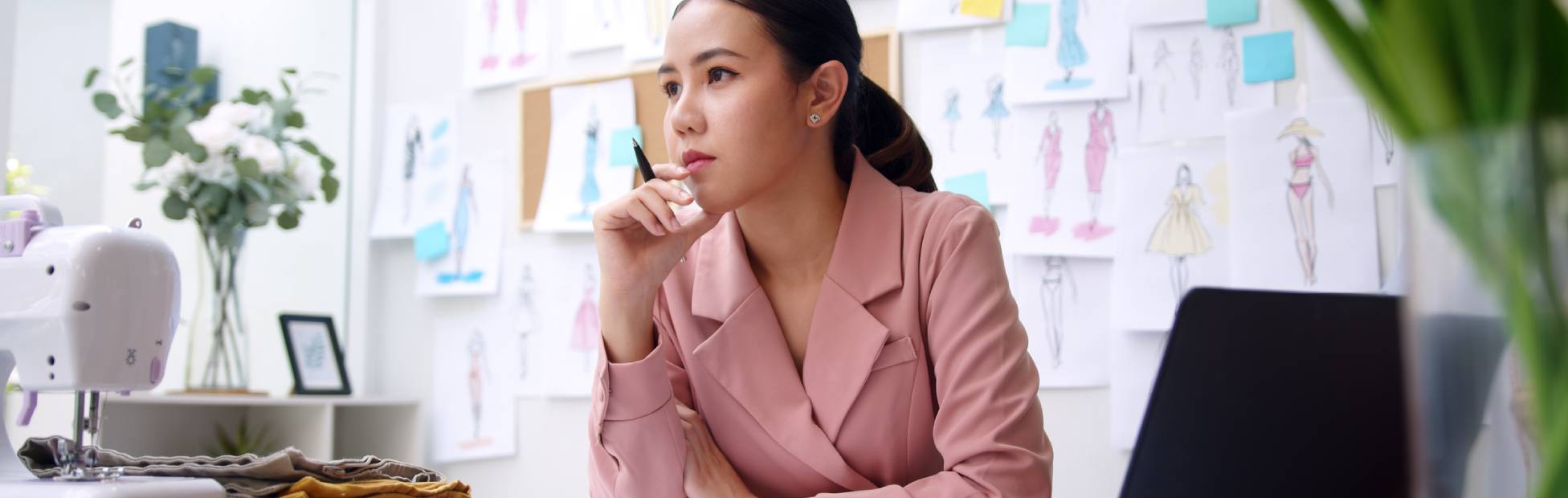 Femme travaillant à un bureau.
