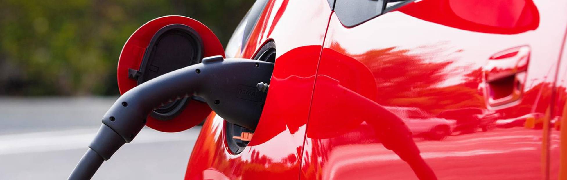 Véhicule électrique en cours de recharge