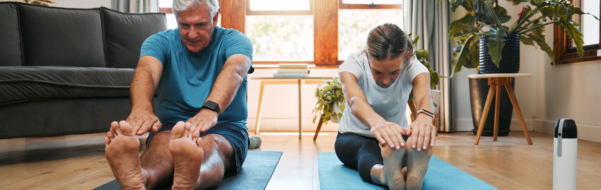 Un homme et une femme faisant du yoga