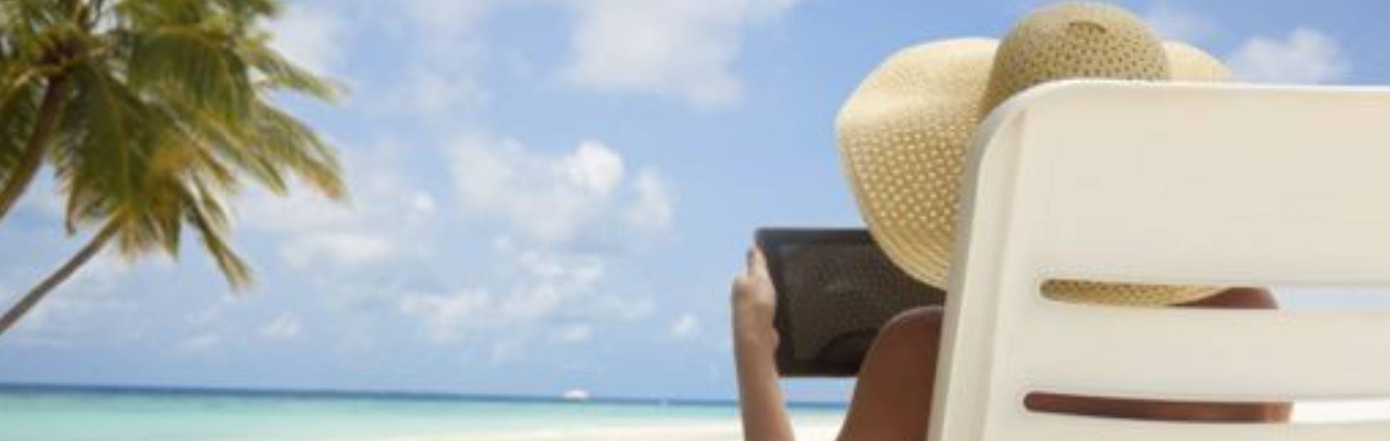 Dame sur une tablette sur la plage