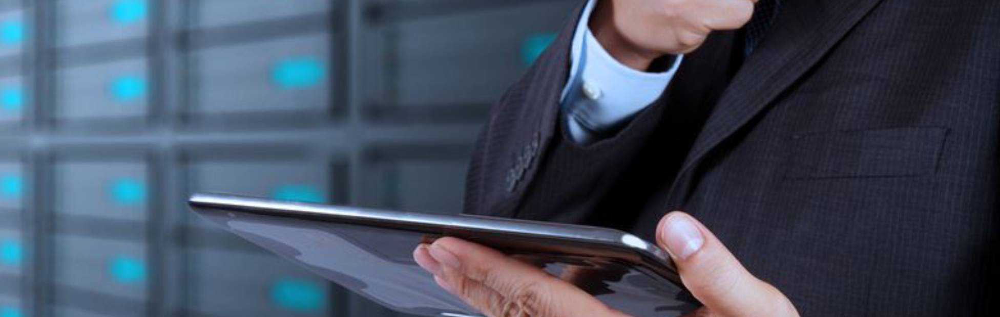 Homme en costume tenant une tablette