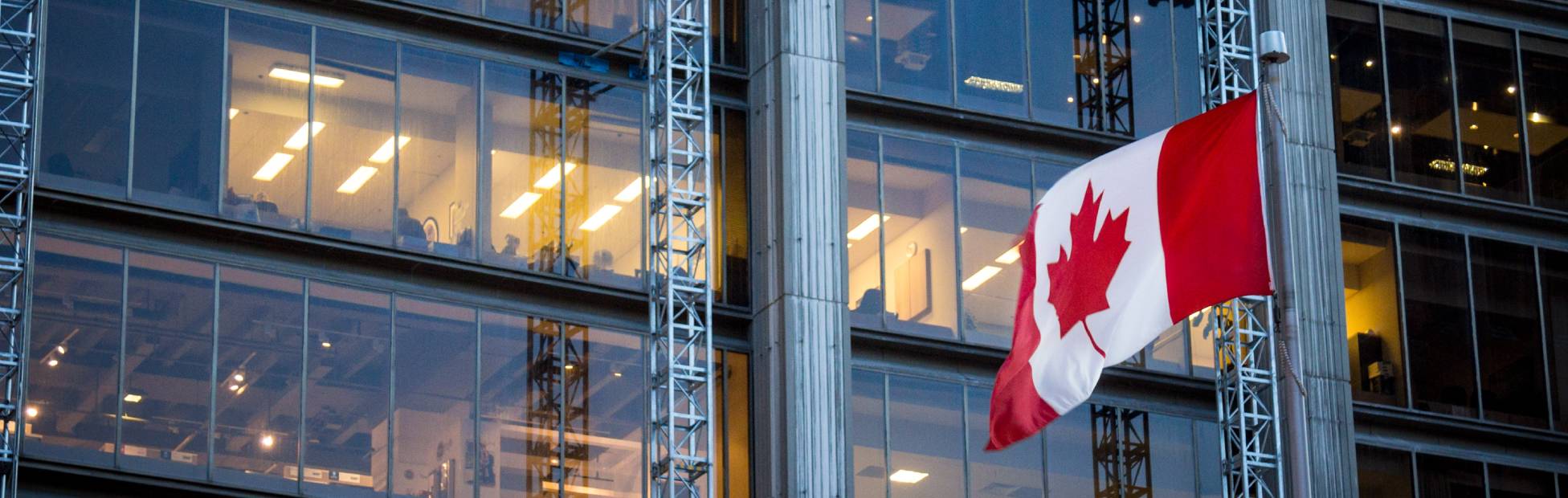 Drapeau canadien devant l'immeuble de bureaux