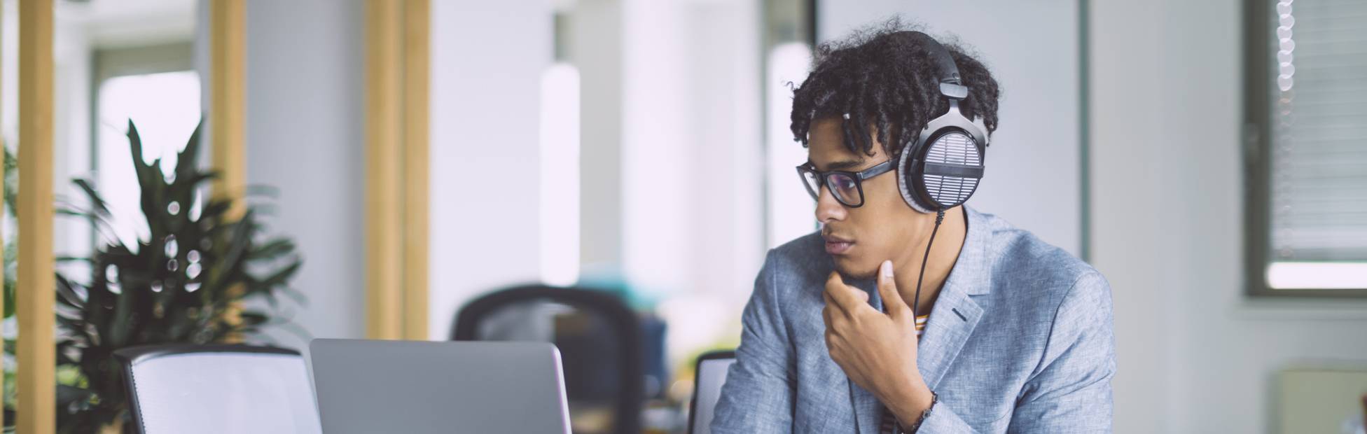 Propriétaire d'entreprise écoutant un podcast