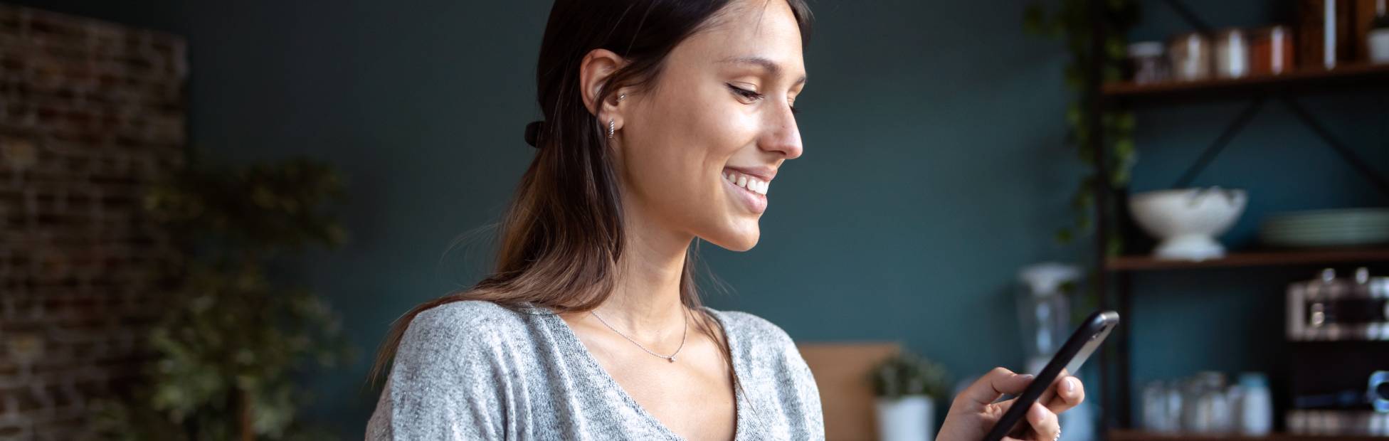 une femme envoie des SMS sur un smartphone