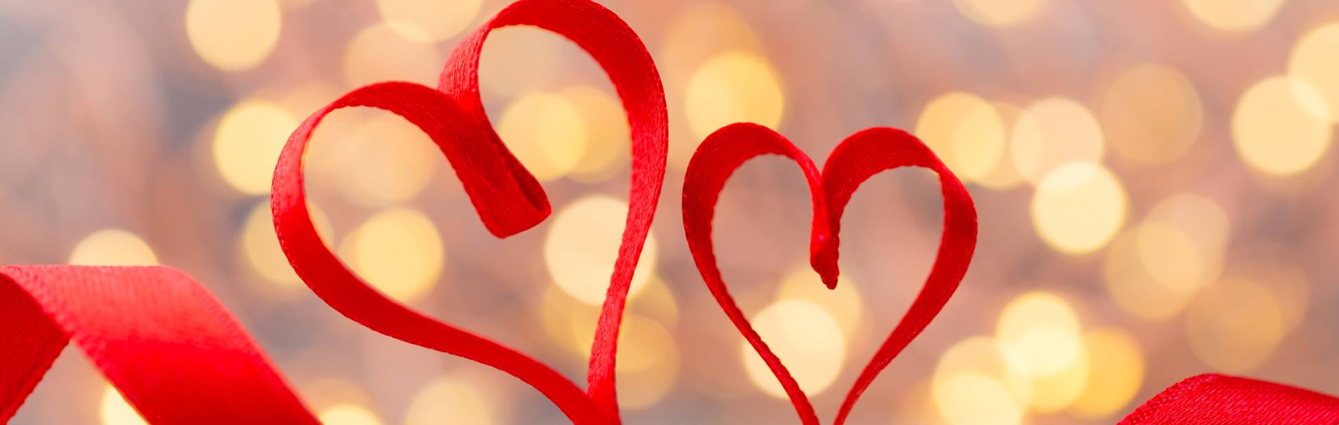 Une paire de coeurs faits de rubans rouges