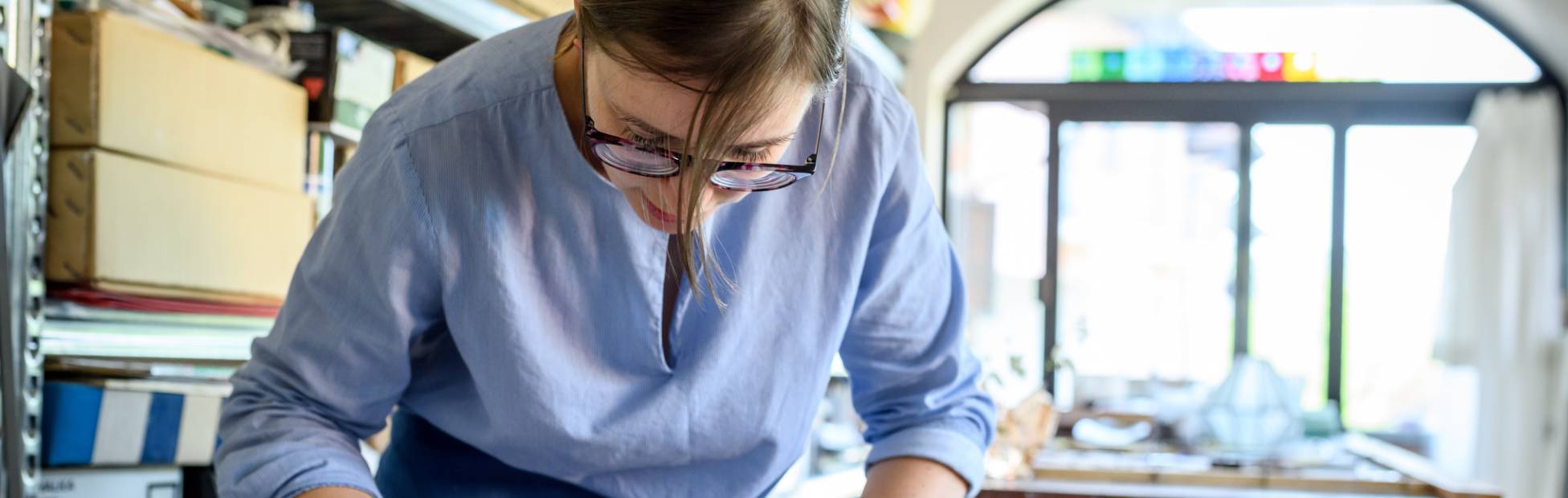 Femme propriétaire d'entreprise travaillant dans son entreprise artisanale
