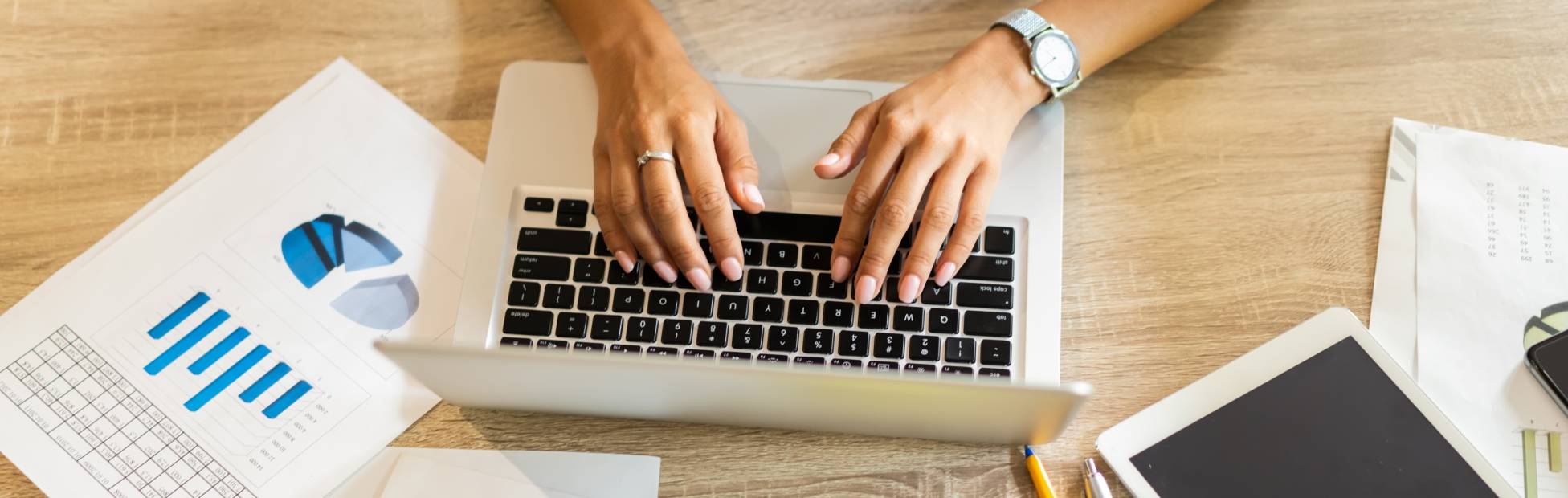 Personne travaillant sur un ordinateur portable