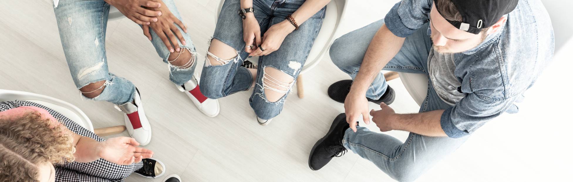 Vue de dessus d'un psychothérapeute travaillant avec un groupe d'adolescents difficiles dans une classe de gestion de la colère