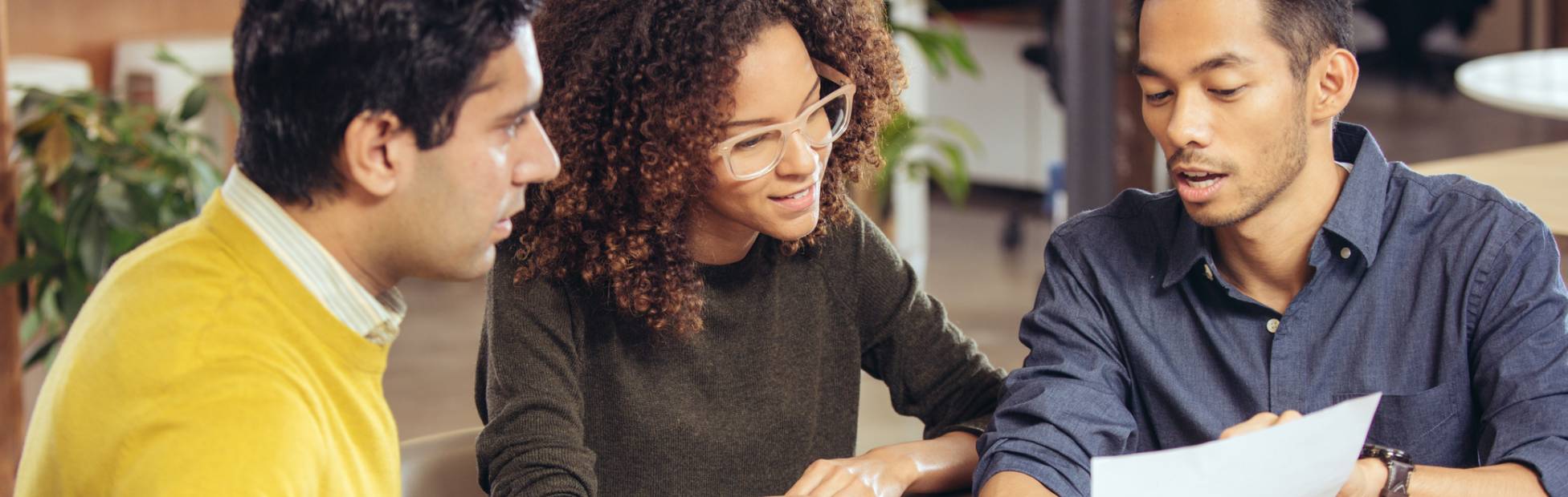 3 personnes regardant des documents