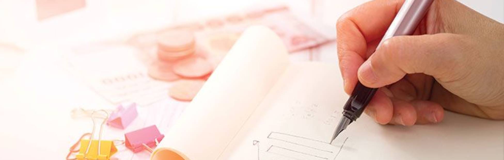 Image montrant une personne qui effectue des tâches de planification financière à l'aide d'une calculatrice.