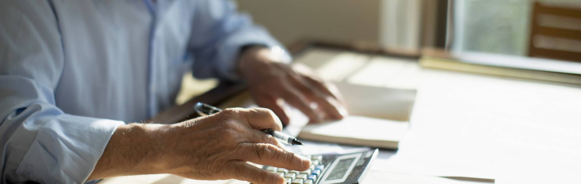 homme avec des documents