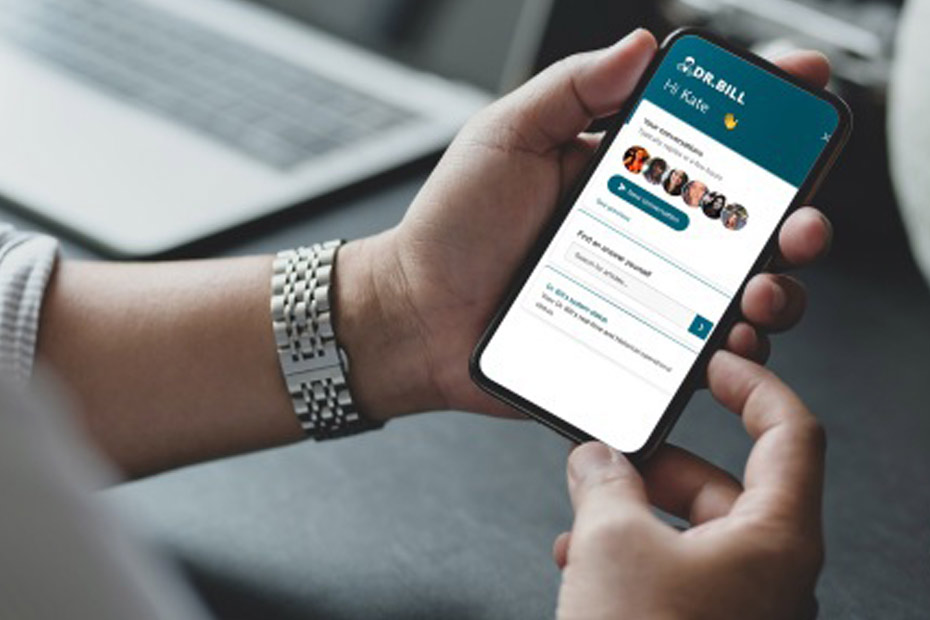 Image des mains d'un homme tenant un téléphone avec, à l'écran, l'appli Dr. Bill