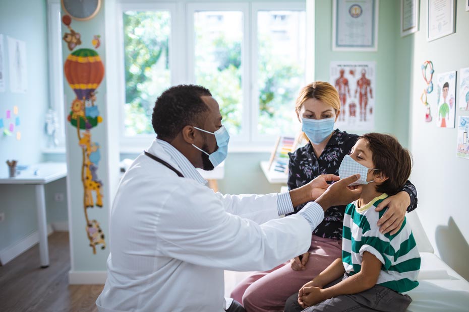 Gros plan d'un médecin de famille examinant son patient