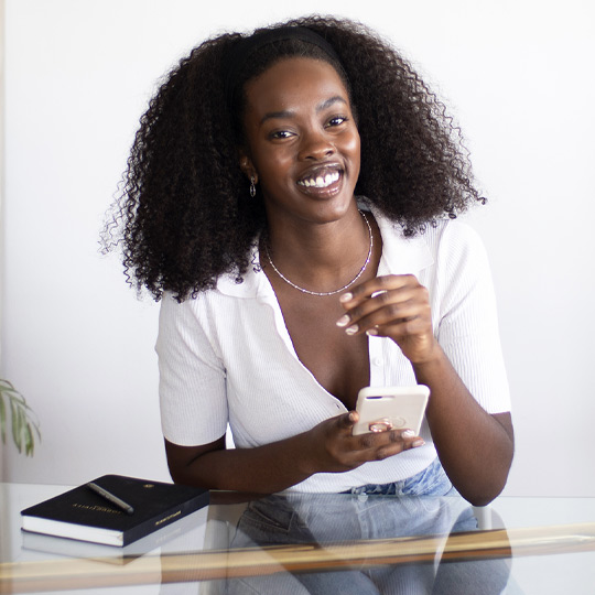 Djamilla consultant le site RBC Placements en Direct sur son téléphone.