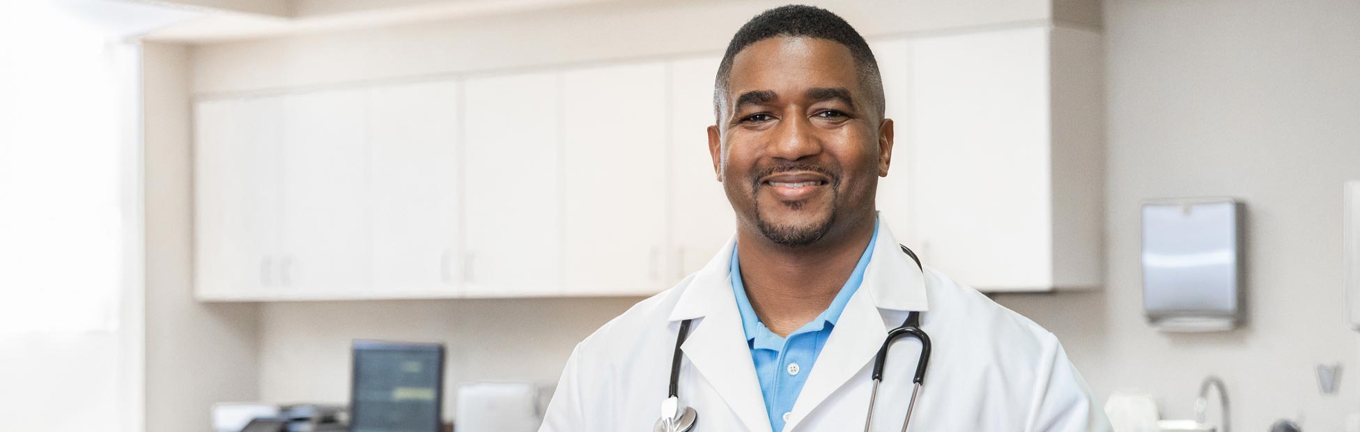 Un jeune médecin souriant dans une clinique
