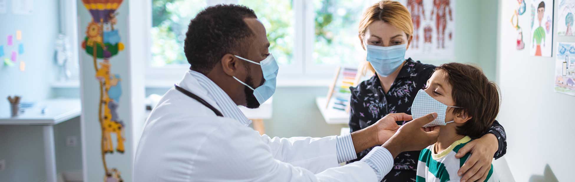 Gros plan d'un médecin de famille examinant son patient