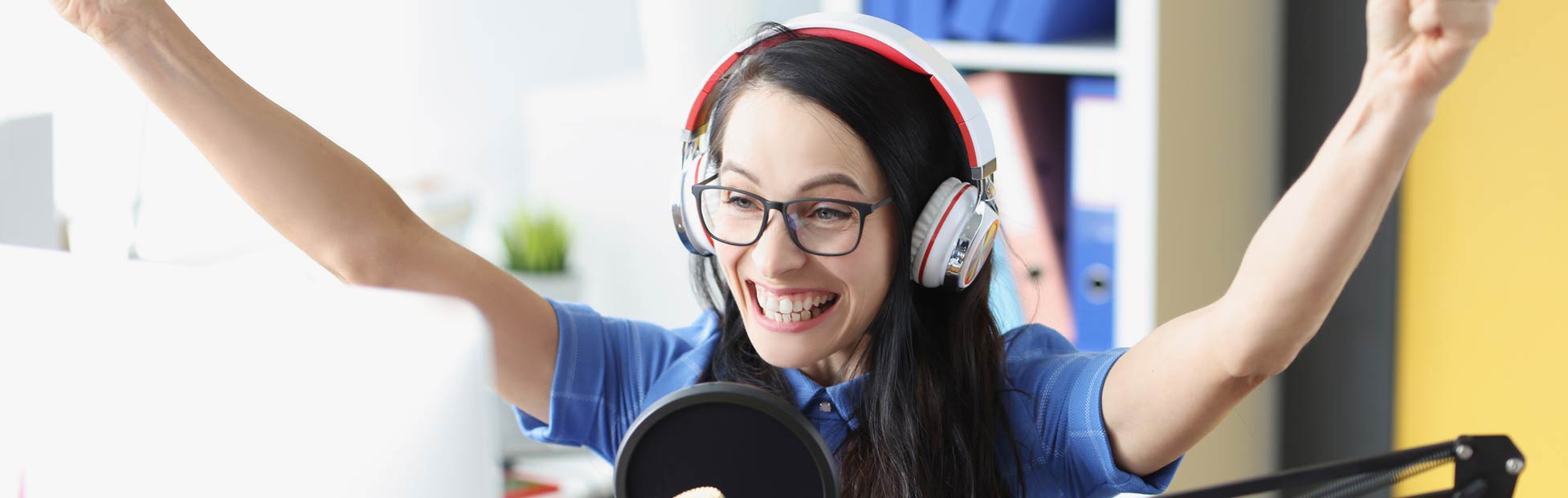 Podcaster féminin levant les bras pour célébrer