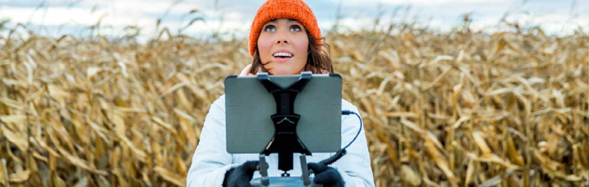 Dame tenant une tablette au milieu du champ