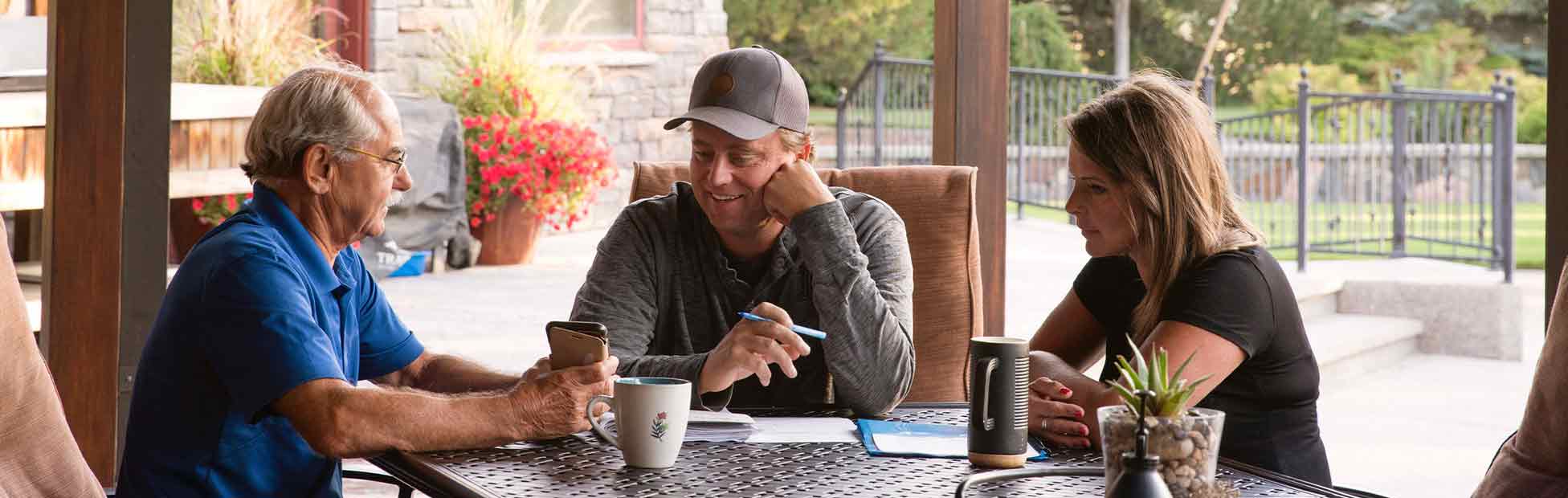 3 agriculteurs sont assis autour de la table pour discuter des opportunités