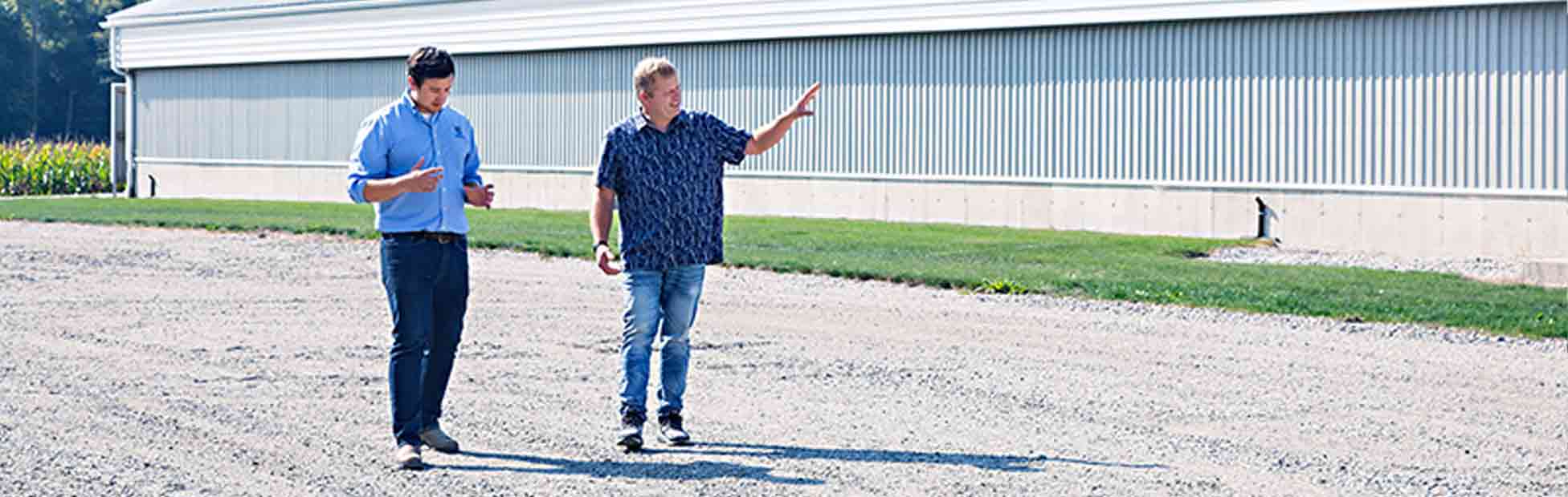 Les agriculteurs se tiennent dans un champ pour discuter des opportunités