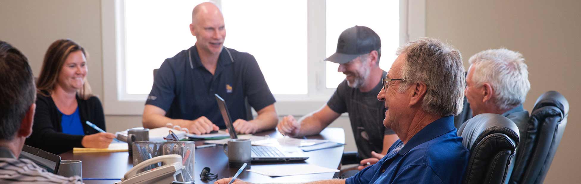 Les agriculteurs sont assis autour de la table pour discuter des opportunités